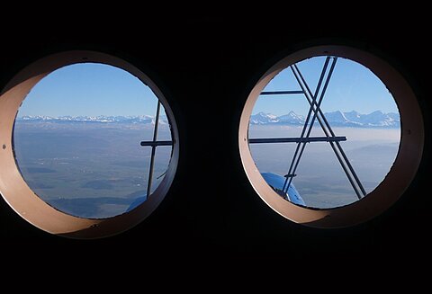 Zur linken Seite die Berneralpen und