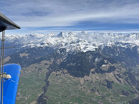 Berner Alpen im Hintergrund.
