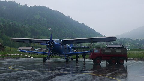 Mit dem Pmzgauer werden die Passagiere trocken zum Flugzeug gebracht.
