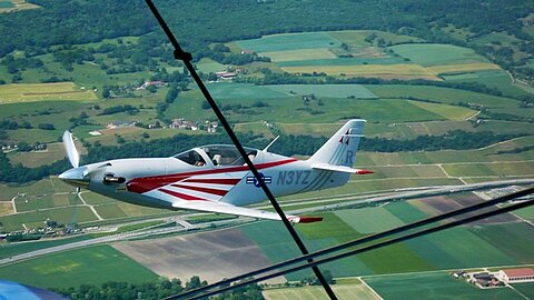 Der Legend Aircraft kommt in Formation.