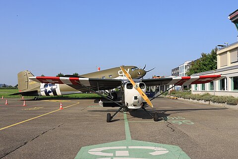 Die Stinson steht in Grenchen für den Flug nach Dübendorf bereit.
