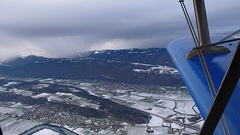 Beim Absinken nähert sich eine Schneefront vom Jura.