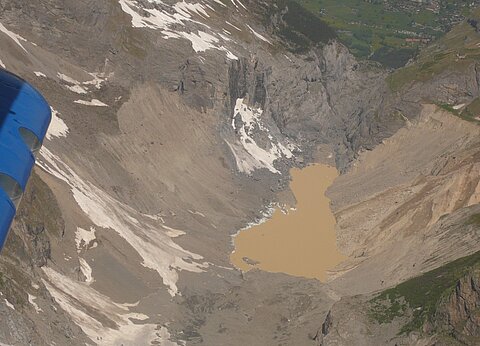 Beim Bergsee Grindelwald droht der Damm zu brechen.