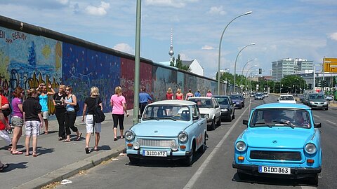 Das noch längste Stück der Berliner Mauer mit zwei Trabis.