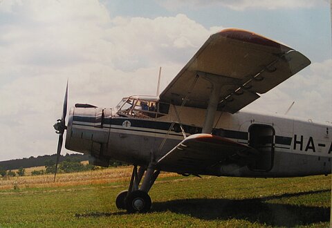 Die HA-ABA auf dem Grasflugplatz von Dunakesi.