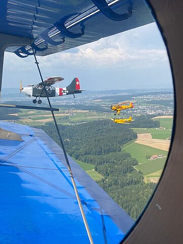 Durch das An-2 Fenster gesehen.