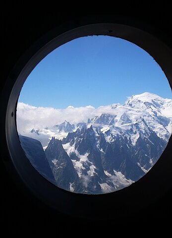 Der 4807m.ü.M. gelegene Mont Blanc, duch das Guckloch unserer An-2.