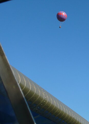 Auf dem Überflug in den Birrfeld treffen wir auf einen Gasballon.