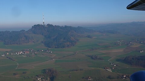 Am Ende bei Bantiger Sendeturm geht es wieder unter den Hochnebel.