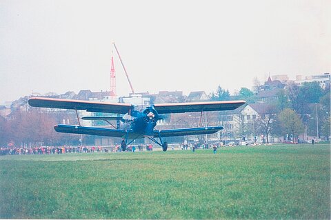 Trotz der nassen und hohen Wiese startet die An-2 sehr kurz.