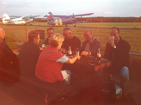 Gemütliches beisammensitzen in der Flugplatzbeiz.