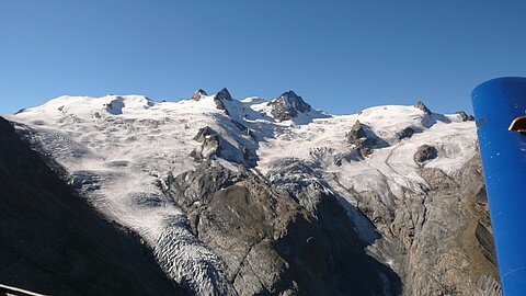 Eine Schlaufe im Val Roseg mit dem Piz Roseg und dem Piz Bernina.