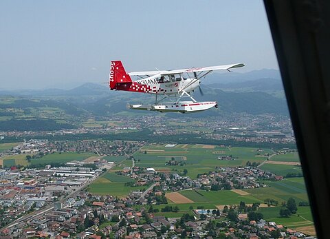 Ein Wasserflugzeug gesellt sich zu uns.