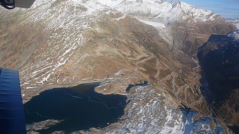 Unten Grimselpassstrasse und dahinter der Furkapass.
