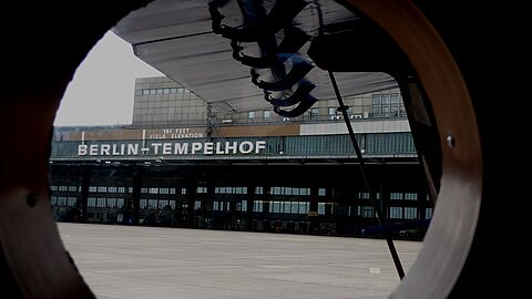Ankunft auf dem Fluglatz Tempelhof.