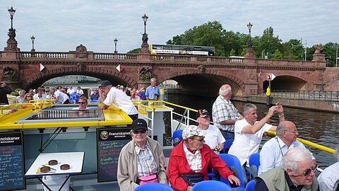 Bootsfahrt auf der Spree quer durch die Innenstadt von Berlin.