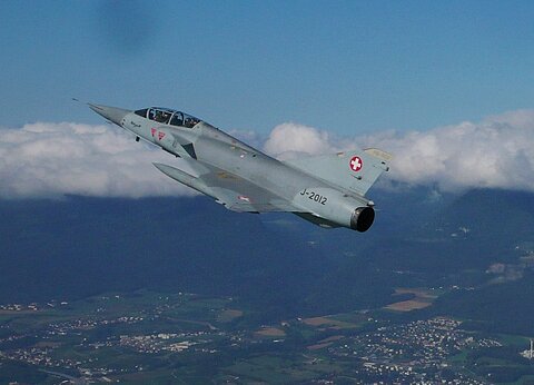 Langsam beschleunigt das Mach 2 Flugzeug.