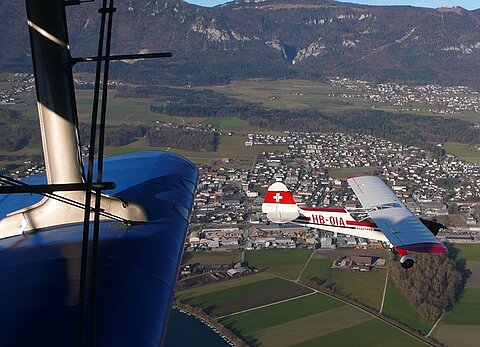 In Begleitung kommt der Piper HB-OIA.