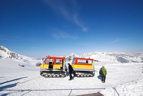 Mit dem Schneetraktor geht es zur Luftseilbahn.