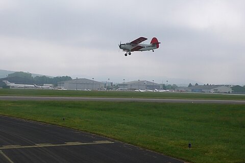 Sternmotor, Antonov An-2, im Anflug.