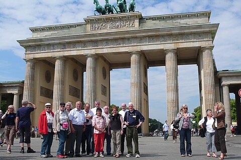 Das Brandenburger-Tor und unsere Reiseteilnehmer.