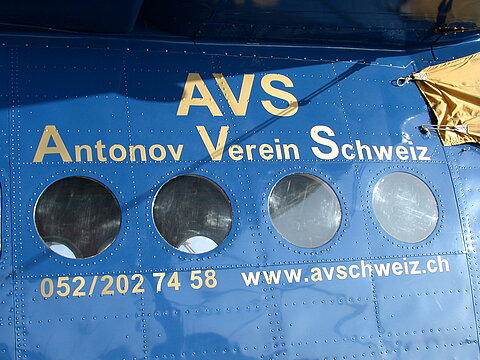 Seitenwand mit Passagierfenster.