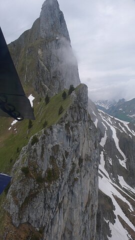 Der Flugweg führt vorbei am Hausberg (Stockhorn)von Thun vorbei.