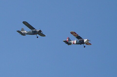Zwei Stinson L-5, darunter unsere A-96.