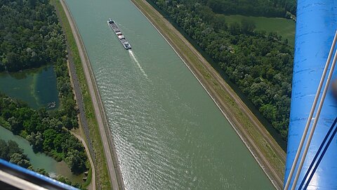 Wieder ein Frachtschiff.