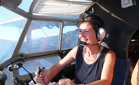 Die Chefin persönlich am Steuer der An-2.