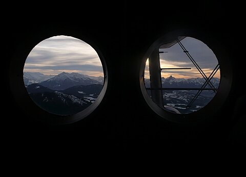 Abendstimmung am Niesen und Stockhorn.