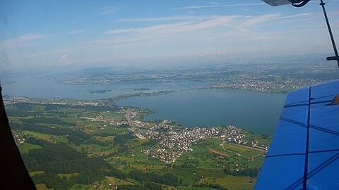 Zürichsee und der Seedamm bei Rapperswil.