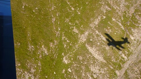 Die Antonov steigt entlang der Bergflanken.