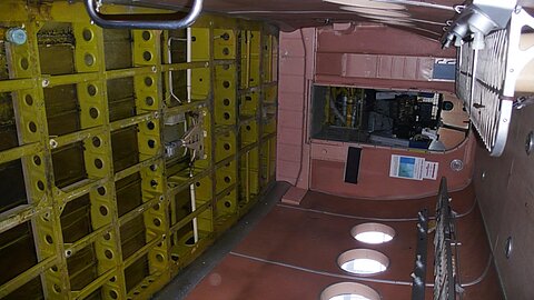 Die Bodenbleche werden entfernt um die Spanten zu kontrolieren.