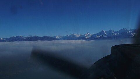 Die Berner Alpen, links Niederhorn, Wetterhorn, Schreckhorn, Eiger, Mönch und Jungfrau.