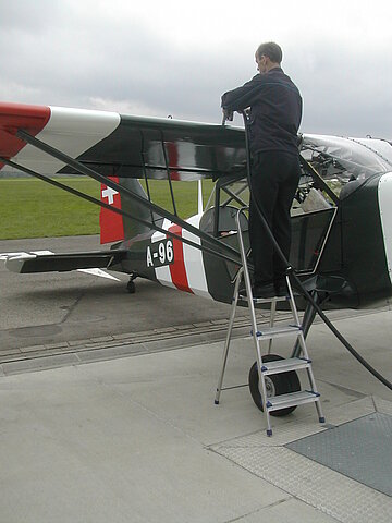 Der L-5 wird aufgetankt.