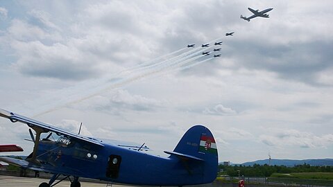 Die Conni in Begleitung mit dem Breitling Jet Team.