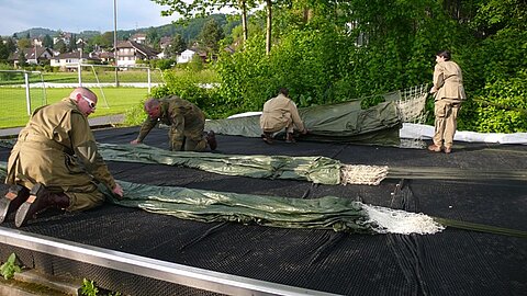 Beim falten der Schirme.