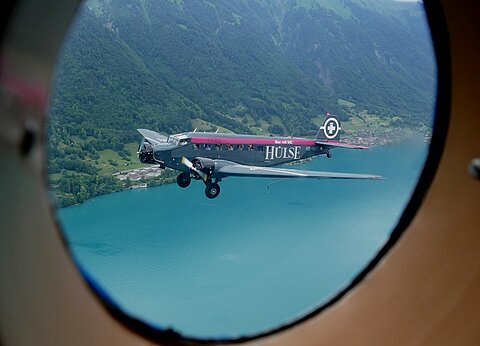 Die Ju-52 kommt in Begleitung.