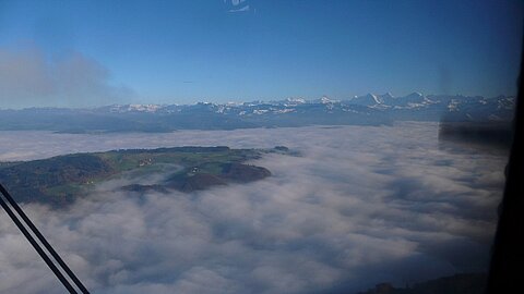 Der Belpberg ist aus dem Nebel.