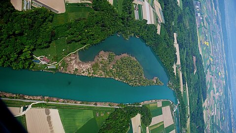 Der Schatten der An-2 spiegelt sich in der Aare.