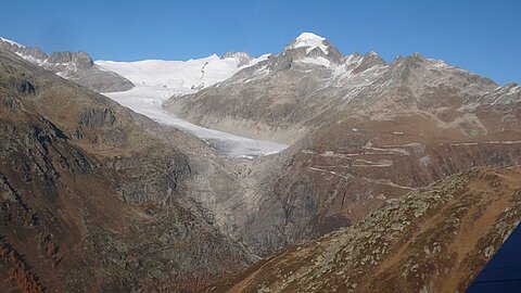Rhonegletscher und rechts Furkapassstrasse.