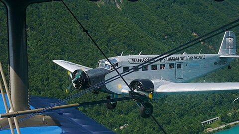 Die Ju-52 schliesst näher auf.