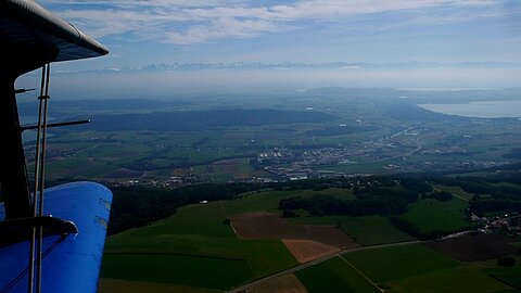 Berneralpen mit Murtensee.