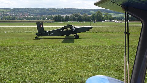 Die AN-2 rollt zum Start und ein Pilatus Porter landet auf der Graspiste in grenchen.