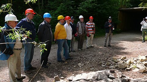 Vor dem Eingang in das Bergwerk.