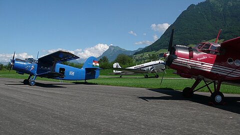 Beide Antonov's verein dahinter eine DC-3.