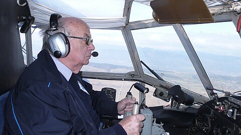 Hansruedi erblickt in der Ferne bereits den Flugplatz Grenchen.