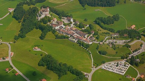Zurück über das stättlein von Gruyères.
