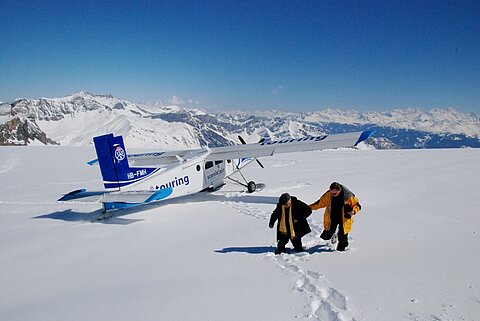 Für das Mittagessen werden die Passagiere mit dem orter auf den Gletscher geflogen.